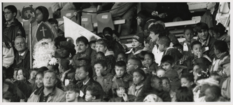 1995-1321 Gratis naar het voetballen. Driehonderd scholieren van het het basisonderwijs hebben gratis toegang gekregen ...