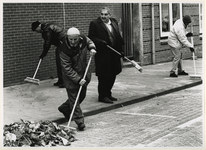 1995-1356 Politieagent en buurtbewoners houden in het kader van Opzoomeren een schoonmaakactie in de Rusthofstraat.