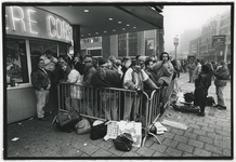 1995-1436 In de rij voor kaartje film Paul de Leeuw. Op de Kruiskade staat een rij van ongeveer duizend mensen die ...