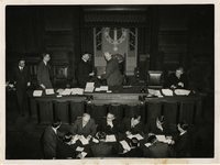 1995-837 In de openbare vergadering van de Kamer van Koophandel is K.P. van der Mandele tot voorzitter benoemd, waarbij ...