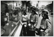 1996-2752 Collecte voor Brandwondenstichting. Drie als brandweerman verklede jongens beginnen met collecteren voor de ...