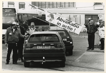 1996-880 Actie om te gaan stemmen voor ondernemingsraad. Bij de poort van de RET proberen vakbondsleden de werknemers ...