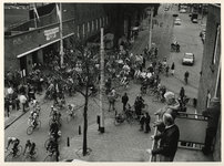 1996-887 Tour de Rotterdam. Voor het Spartastadion verzamelen zich circa 350 Rotterdammers om een fietstocht te gaan ...