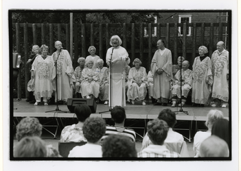 1998-326 Bezoek van Amerikaans bejaardenkoor, Het Amerikaanse bejaardenkoor 'Forever Young' geeft een concert in ...