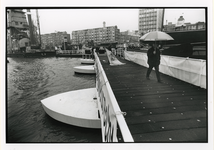 1998-343 Plaatsing brug bij Maritiem Buitenmuseum, In de Leuvehaven heeft men een pontonbrug geplaatst met de naam ...