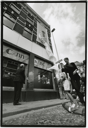 1998-654 Opening Kunst & Kids. Op de hoek van de Benthuizerstraat en Vinkenstraat wordt een kinderkunstwerk onthuld, ...