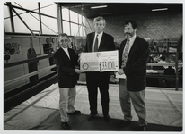 2000-862 Boksschoolhouder Jan Schildkamp ontvangt van ir. drs. J. van der Veer van Shell Pernis een bedrag van 33.000 ...