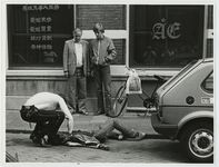 2001-1160 Een politieagent ontfermt zich over een vermoorde drugsdealer in de Nicolaas Zasstraat in het bijzijn van ...