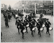 2001-1161 In het kader van de Dag van de Nederlandsche Politie marcheert het nieuwe Dienstmuziekkorps van de politie ...