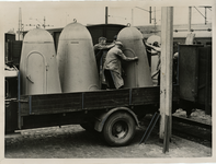 2001-1923 Bij het Maasstation arriveert de eerste zending Mannesmann-cellen, ongeveer 600 kilogram zware stalen ...