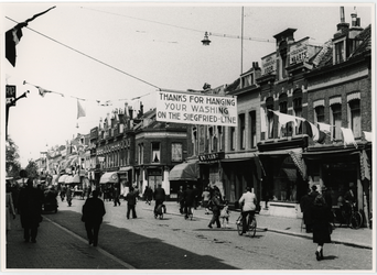 2001-1930 De Noordmolenstraat is feestelijk versierd in verband met de bevrijding van Nederland. Bij het pand van de ...