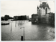 2001-1932 De Geldersekade en het Witte Huis staan onder water tijdens de watersnoodramp van 1953.