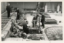 2001-2308 In afwachting van een eventuele restauratie maken museummedewerkers op de binnenplaats van Museum Boymans aan ...