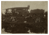 2002-1156 Een zwaar beschadigd rijtuig, waar zich een locomotief in heeft geboord ter hoogte van Capelle aan den IJssel.