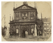 RI-1692-1 De Delftse Poort versierd ter gelegenheid het bezoek aan Rotterdam van koning Willem III tijdens zijn ...