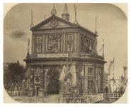 RI-1692 De Delftse Poort versiert met een banier met de tekst Leve het vorstelijk huis. Op 21 mei 1874 bezocht koning ...
