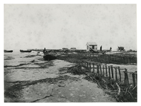 RI-93 Bootjes zijn droog gevallen en er wordt hout verzameld op het strand bij Hoek van Holland.