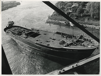 XIV-544 Tewaterlating van de motorsleepboot De Witte Zee van L. Smit en Co's Internationale Sleepdienst op de werf van ...