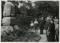 XXXI-229-04 De onthulling van het monument voor de heer C.N.A. Loos in het Plaswijckpark met (rechts) op de voorgrond ...