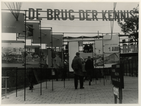XXXIII-1004-01 De Brug der Kennis die het tentoonstellingsterrein Dijkzigt met het Park verbindt, als onderdeel van de ...