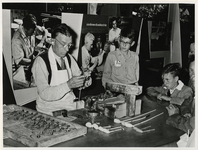 XXXIII-1010-24-01-9 Een pijpenmaker op het paviljoen van aardewerkindustrie als onderdeel van de manifestatie en ...