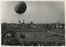 XXXIII-1046-2 Overzicht van de opstijging van de waterstofballon, Jules Verne, van het echtpaar Boesman op het terrein ...