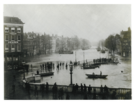 XXXIII-105-1-a Wateroverlast bij de Nieuwe Haven tijdens watersnood in Rotterdam.