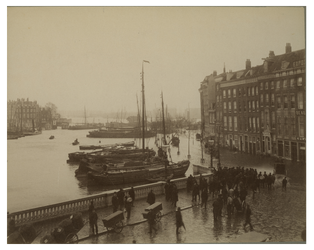 XXXIII-105-2 Wateroverlast op de Geldersekade aan de Oudehaven tijdens watersnood in Rotterdam.