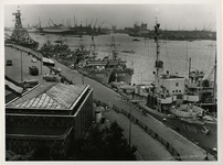 XXXIII-1054 Gedurende de vlootweek liggen oorlogsschepen gemeerd aan de Parkkade.