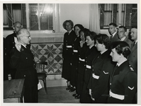XXXIII-1056-01 Beëdiging van de eerste vrouwelijke politieagenten door hoofdcommissaris H.M.C.A. Staal in het gebouw ...