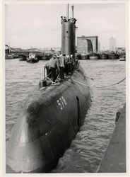 XXXIII-1127 De Amerikaanse atoomonderzeeboot Skate meert in de Parkhaven. Op de achtergrond het belastingkantoor aan de ...