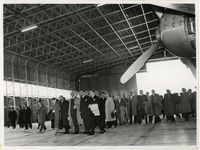 XXXIII-1147-1 Opening van een hangar op de Luchthaven Rotterdam Zestienhoven. Aanwezig zijn (van links naar rechts) ...