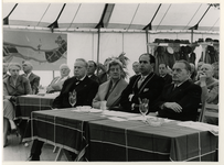 XXXIII-1153-01 In aanwezigheid van autoriteiten zoals aan de tafel (van links naar rechts): K.P. van der Mandele, ...