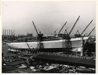 XXXIII-1165-04-8 Het nieuwe vlaggenschip van de Holland Amerika-Lijn (HAL) De Rotterdam loopt van stapel, nadat H.M. ...
