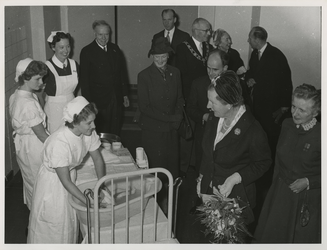 XXXIII-1227-03-3 Koningin Juliana brengt een bezoek aan Rotterdam, in het Dijkzigt Ziekenhuis stelt koningin Juliana ...