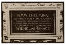 XXXIII-123 De gedenksteen op de Wilhelminakade die werd vervaardigd ter gelegenheid van het bezoek van koningin ...