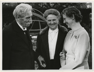 XXXIII-1231-01 Professor Albert Schweitzer samen met zijn medewerkster (sinds 1920) madame Emmy Martin in de tuin van ...