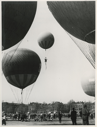 XXXIII-1252-00-01-1 De eerste luchtballonnen stijgen van het Afrikaanderplein omhoog tijdens Bevrijdingsdag.