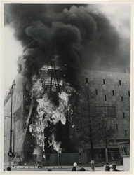 XXXIII-1252-02 Tijdens de brand in het metaalplastiek van de in Rusland geboren Amerikaanse beeldhouwer Naum Gabo voor ...
