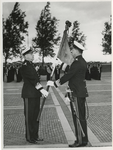 XXXIII-1257-1 Generaal-Majoor H. Lieftinck (links) draagt het commando van het korps Mariniers over aan generaal-majoor ...