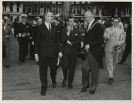 XXXIII-1258 De Argentijnse president Arturo Frondizi (links op de voorgrond) brengt een kort bezoek aan Rotterdam. ...