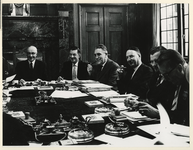 XXXIII-1298-01-2 Vergadering van de Havencommissie bijeen op het stadhuis. (Van links naar rechts) burgemeester G.E. ...