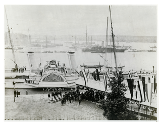 XXXIII-130-a Met het schip de Hohenzollern vertrekt keizer Wilhelm II op de Maas na zijn bezoek aan Rotterdam.