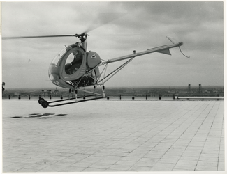 XXXIII-1302-01-1 Met de landing van een helikopter van Aero-Contractors op het dak wordt het nieuwe kantoorpand van de ...