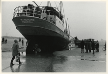 XXXIII-1326 Stranding op het strand bij Hoek van Holland van de Deense kustvaarder Windhund, tengevolge van de storm. ...