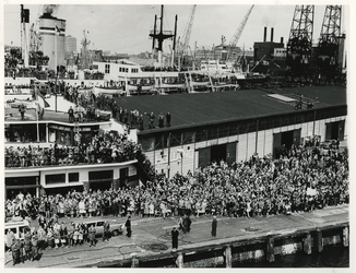 XXXIII-1346-2 Er wordt door een menigte afscheid genomen van de vijftienhonderd Feyenoord voetbalsupporters, waaronder ...
