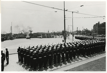 XXXIII-1366-2 Het korps der Mariniers staan opgesteld op het Oostplein voor het nog in doeken gehulde monument voor de ...