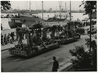 XXXIII-1369 Praalwagens van het jaarlijkse bloemencorso op de Parkkade met voorstellingen die herinneren aan de aanleg ...