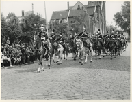 XXXIII-1371-02 Vijfenzeventig cavaleristen van de Garde Républicaine van Frankrijk defileren op de Mathenesserlaan ...