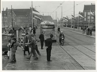 XXXIII-1382 De openstelling voor het gemotoriseerde verkeer van de Verlengde Willemsbrug voor de rechtstreekse ...